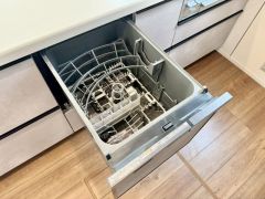 炊事時間を大幅に短縮できる食器洗浄乾燥機付き＾＾食器を洗う手間が減るので家族とのコミュニケーションの時間や自分の時間が増えますね。