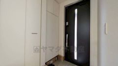 玄関扉から光の差し込む明るい玄関です。 たっぷり収納できるシューズボックス付きなので、家族全員の靴がきれいに整頓できます。