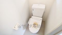 ウォシュレット付きトイレです。1階2階の2ヶ所にトイレがあるので、忙しい朝にもゆとりができますね＾＾