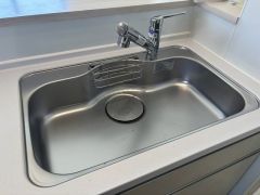大きなお鍋も楽々洗える幅の広いシンクです＾＾ステンレスシンクなので簡単にお掃除できますよ。洗剤やスポンジもすっきりできる収納付き。