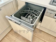 炊事時間を大幅に短縮できる食器洗浄乾燥機付き＾＾食器を洗う手間が減るので家族とのコミュニケーションの時間や自分の時間が増えますね。