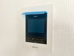 今や必需品となっておりますTVモニター付きインターホンです。録画・再生器のもついており防犯性もばっちりです。キッチン横にありワンタッチで外の方とお話ができますので便利です。