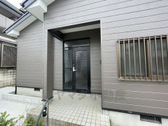 玄関には屋根があるので雨の日も安心してカバンの中から鍵が探せますね＾＾