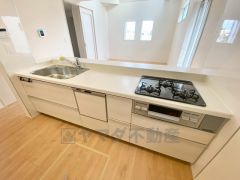 リビングダイニングを見渡せるキッチンです。家族とコミュニケーションをとりながら、楽しくお料理や片付けができそうです＾＾