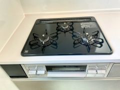 3種類の料理が同時に調理できる、3口ガスコンロ。忙しい夕食の支度時間が短縮できて効率よくお料理が楽しめます。