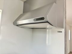 風量が弱・強と切替え可能なレンジフードが調理中の煙をしっかり吸い込みます。手元を照らすライト付きです。
