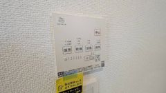 浴室暖房乾燥機には、暖房、乾燥、涼風、換気の4つの機能が付いています。タイマー付きです。雨の日はもちろん、急ぎで洗濯する必要のあるお子様の体操服や、下着類などを乾かすのに便利です。