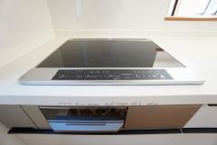 お手入れのしやすいIHクッキングヒーターです。3口コンロなので、効率よくお料理が楽しめます。毎日のお料理も楽しくなりますね＾＾