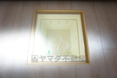 キッチンには床下収納を設けています。生活スペースを減らさず、キッチン用品や非常食など様々なものを収納できます。