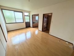 大きな窓から明るい陽光が差し込むダイニング。キッチンへの動線も良好で、家族の会話が弾む心地よい空間です。