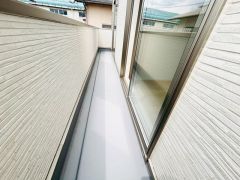 陽当たりの良いバルコニーです。足元は防水工事が施工されており、高い防水性、耐熱性、耐久性を備えています。