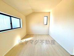 バルコニーに面した陽当たりの良い洋室です＾＾