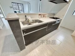 収納も、作業スペースも広々と設けられた使いやすいシステムキッチンです＾＾カウンターキッチンなので、ご家族と会話をしながら楽しくお料理ができます＾＾