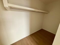 洋室にはハンガーパイプ付きのウォークインクローゼットが設けられています。たっぷり収納できるので衣替えの心配もいりませんね＾＾