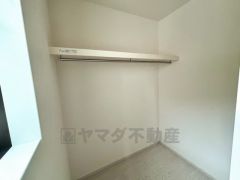 ウォークインクローゼットは奥にハンガーパイプ、手前に可動棚を付け、コートなどのアウター類から帽子や靴下などの小物類まで全て収納できます＾＾