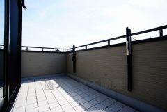同仕様写真。陽当たりの良いバルコニーです。お洗濯やお布団干しはもちろん、日光浴スペースにも。
