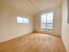 2面採光を確保した爽やかな風を感じて起きる朝は、快適生活の始まりに。ベッドやデスクも置けるゆとりのある広さです＾＾