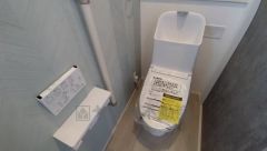 温水洗浄機付トイレです。節水機能もあるので、安心して使えますね。もちろん、1階2階の2ヶ所にトイレがあるので、忙しい朝にもゆとりができますね。