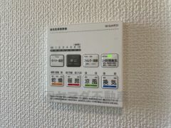 雨の日の洗濯も安心できる浴室暖房乾燥機付き浴室。リモコンで操作もボタン1つで簡単。