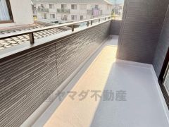 陽当たりの良いバルコニーです。お洗濯やお布団干しはもちろん、日光浴スペースにも。足元は防水工事施工済です。