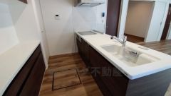 リビングにいるお子様を見守りながらお料理ができる対面キッチン。カウンタートップの汚れもサッと拭き取ることができ、お掃除ラクラク＾＾