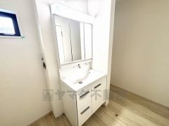 三面鏡にハンドシャワー付きで使いやすい洗面台です＾＾鏡裏と洗面ボウル下に収納付きの洗面台なので、整理整頓ができスッキリと使えます＾＾