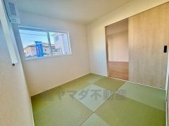 リビングからの続き間として和室をご用意しました＾＾普段はリビングとつなげて開放的なスペースとして。来客時には客間としてお使いいただけます。