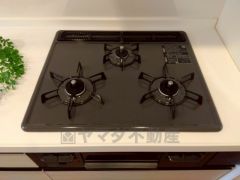 同時にたくさんの料理が調理できる3口コンロ。長時間熱を通しておきたい煮込み料理を作りながら、炒め物など同時進行で進められます。