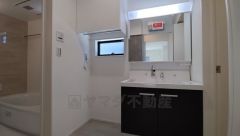 三面鏡つき洗面台。鏡裏にたっぷりとした収納スペースがあります。鏡を閉めてしまえば小物は見えないため、スッキリとした印象の洗面台にできます。