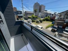 陽当たりの良いバルコニーです。お洗濯やお布団干しはもちろん、日光浴スペースにも。足元は防水工事施工済です。