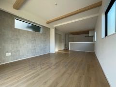 リビングは広々とした設計で、家族が集い、寛ぐ暮らしの空間を演出しています。
