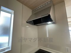 スタイリッシュなレンジフード＾＾調理中に出る湯気や油分などを効率よく外に逃がしてくれます。