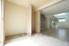 ＬＤＫに隣接する和室です。お昼寝や洗濯物を畳んだり、アイロンをかける作業スペースとしても活躍しそうですね。