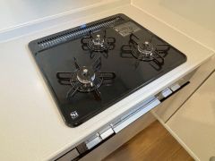3種類の料理が同時に調理できる、3口ガスコンロ。忙しい夕食の支度時間が短縮できて効率よくお料理が楽しめます。
