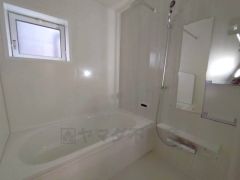 1日の疲れを癒すくつろぎのバスルーム。足を伸ばしてもゆったりと入れるサイズです。お子様と一緒にお風呂に入っても狭くないですね＾＾