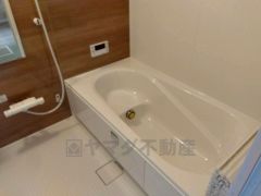 1日の疲れを癒すくつろぎのバスルーム。足を伸ばしてもゆったりと入れるサイズです。お子様と一緒にお風呂に入っても狭くないですね＾＾