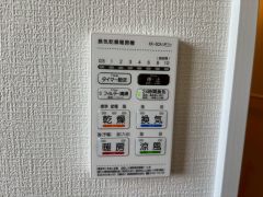 浴室暖房乾燥機付き。天候に左右されず、いつでも好きなときに洗濯物を干せるので、仕事や家事で忙しい方に重宝します。