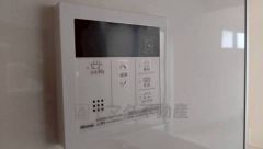 お湯張り、追い炊き、足し湯がボタン一つで楽々操作できる非常に便利な給湯機リモコンです。追い炊きがついていると寒い冬は水道代の節約にもなるので助かります。