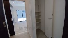 便利な洗面室収納。散らかりがちなバスタオルや清掃用品、化粧品や予備のシャンプー等もきれいに整頓できますね。