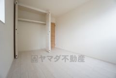暖かい日差しが差し込む洋室。たっぷり収納できるクローゼット付きでお部屋の中をすっきりと快適に保てます。