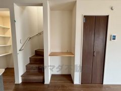 日中でも暗くなりがちな階段には、小窓を配置し採光も考えられたつくり＾＾手摺付きなので安全に上り下りできますね＾＾