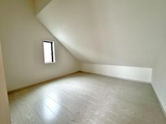 季節用品や思い出の品の収納に便利な小屋裏収納付き