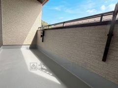 幅広のインナーバルコニーは多少の雨でも洗濯物を守ってくれ、家事を助けてくれること間違いなし。眩しすぎる日差しも和らげます。