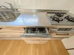 炊事時間を大幅に短縮できる食器洗浄乾燥機付き＾＾食器を洗う手間が減るので家族とのコミュニケーションの時間や自分の時間が増えますね。