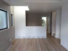 対面式キッチンを中心としたリビングダイニングで家族の会話が弾みそうです。