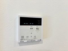 キッチン横からお湯張り、追い炊き、温度調節がボタンで楽々操作できる給湯器リモコンです＾＾忙しい夕飯の準備の時間帯に重宝しますね。