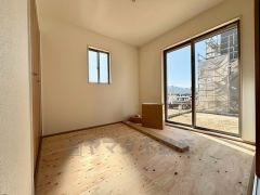 1階和室部分には奥行がしっかりとある押し入れもございます＾＾2面採光で日当たりも良好です。