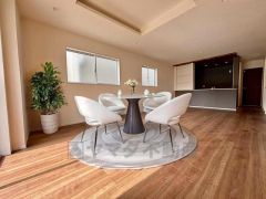 画像はCGによるイメージです。家族が集まる開放的なリビング。思い思いの時間を過ごしたり食事をしたり、素敵な団らんの場になりますね。