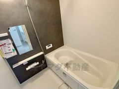 1日の疲れを癒すくつろぎのバスルーム。足を伸ばしてもゆったりと入れるサイズです。お子様と一緒にお風呂に入っても狭くないですね＾＾