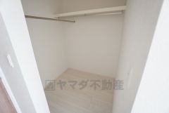収納量たっぷりのウォークインクローゼット。ハンガーパイプ付で散らかりがちな洋服類もきれいに整理できます。